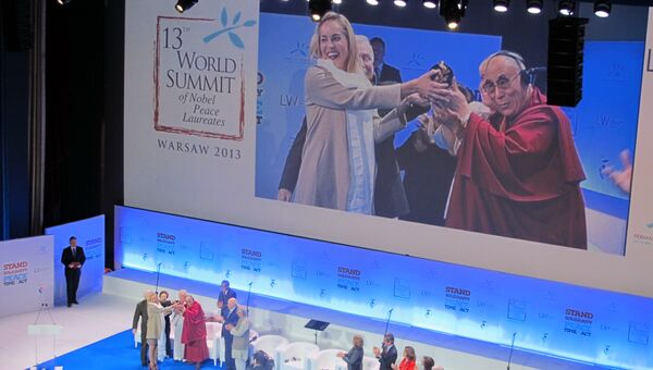 Шэрон Стоун получает Награду мира из рук Далай Ламы XIV на Саммите лауреатов нобелевской премии мира в Большом театре в Варшаве. Архивное фото