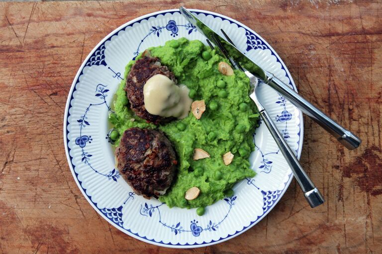 Котлеты с квашеной капустой и пюре из зеленого горошка Котлеты с квашеной капустой и пюре из зеленого горошка