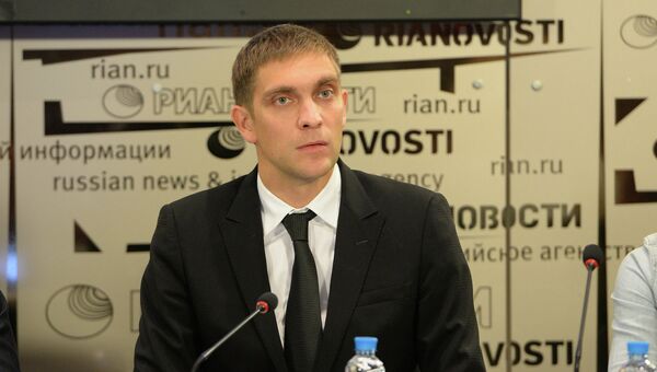 Гонщик Виталий Петров на пресс-конференции в РИА Новости 23 октября