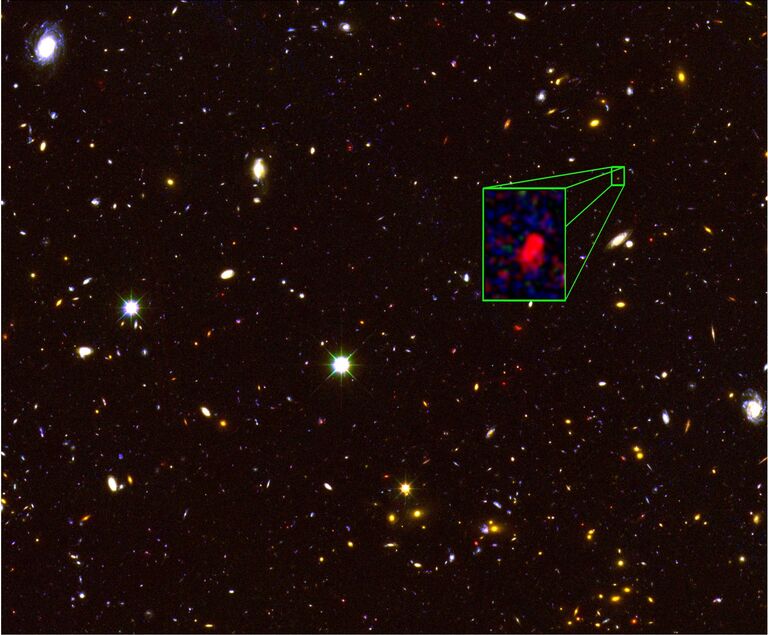 Галактика  z8_GND_5296, самая далекая известная галактика, на снимке телескопа Хаббл