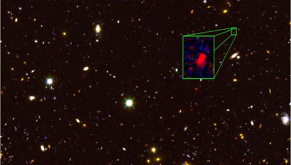Галактика  z8_GND_5296, самая далекая известная галактика, на снимке телескопа Хаббл