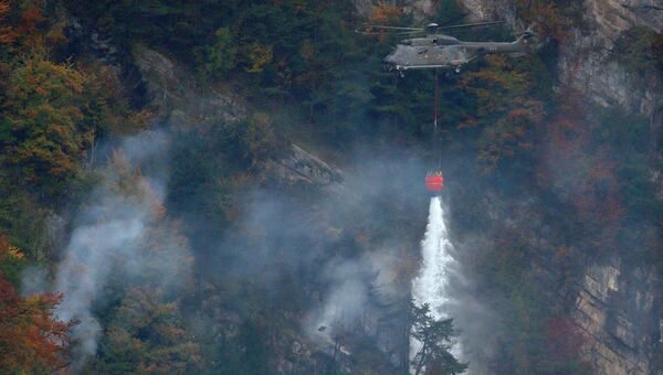 Тушение пожара на месте крушения истребителя F/A-18 в Швейцарии