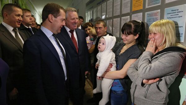 Дмитрий Медведев во время посещения пункта временного размещения граждан, пострадавших от наводнения, в здании строительного колледжа Комсомольска-на-Амуре