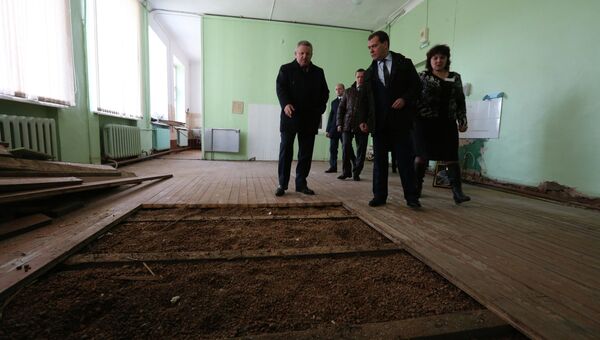 Председатель правительства России Дмитрий Медведев (в центре) во время посещения средней школы №13 в Комсомольске-на-Амуре