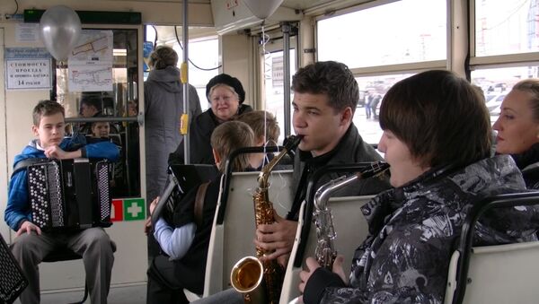 Саксофоны и баяны играют в Красноярском трамвае