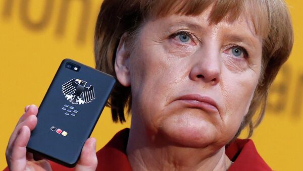 Канцлер Германии Ангела Меркель держит BlackBerry