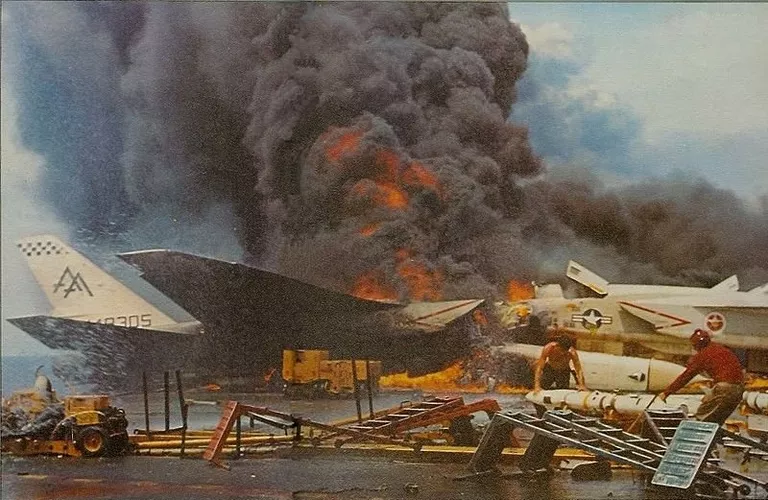 Пожар на Авианосце Форрстол, 1967 год Пожар на Авианосце Форрстол, 1967 год