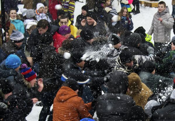 Участники Большой снежной битвы в саду имени Баумана в Москве.