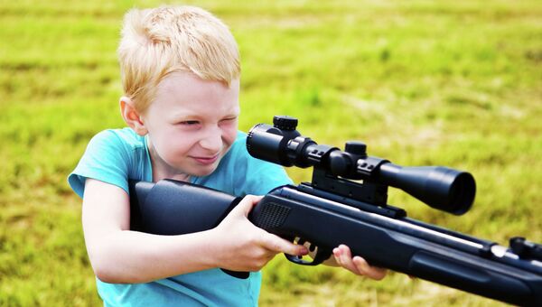 Мальчик с игрушечной винтовкой, архивное фото
