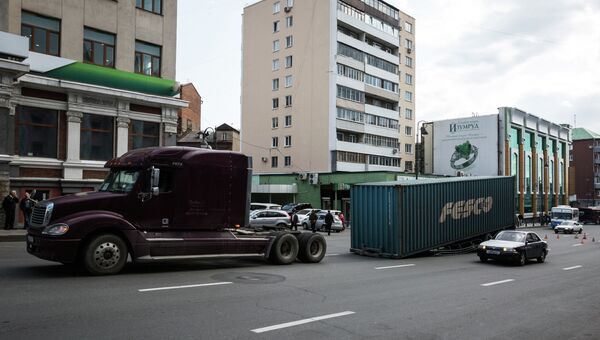 Большегруз потерял контейнер на дороге в центре Владивостока. Фото с места события