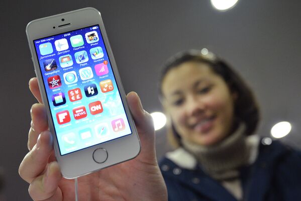 Посетительница московского магазина re:Store знакомится с функциями нового смартфона Apple iPhone 5s.