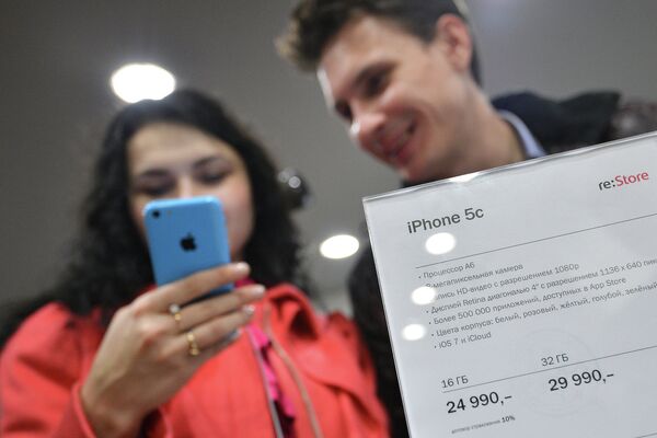 Посетители московского магазина re:Store знакомятся с функциями нового смартфона Apple iPhone 5c
