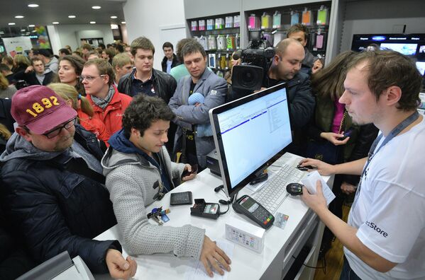 Посетители магазина re:Store во время официального старта продажи новых смартфонов Apple iPhone 5s и iPhone 5c в Москве