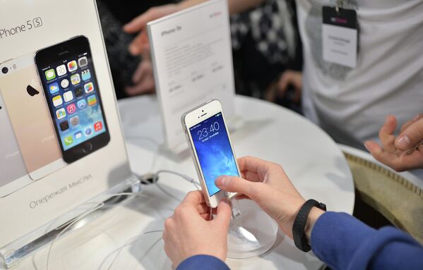 Посетитель московского магазина re:Store знакомится с функциями нового смартфона Apple iPhone 5s.