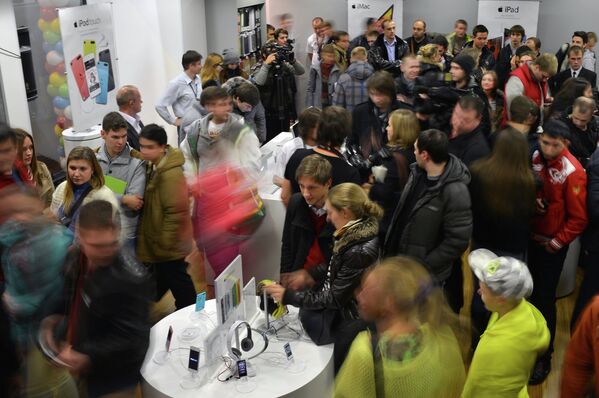 Посетители магазина re:Store во время официального старта продажи новых смартфонов Apple iPhone 5s и iPhone 5c в Москве