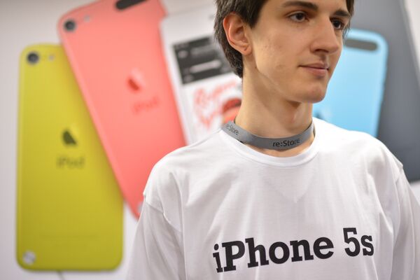 Продавец магазина re:Store во время официального старта продажи новых смартфонов Apple iPhone 5s и iPhone 5c в Москве.
