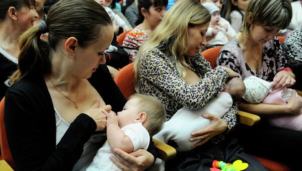 Молодые мамы вместе покормили детей грудью в центре Красноярска
