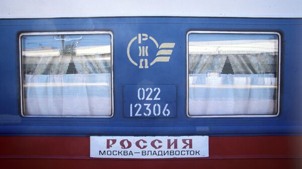 Фирменный поезд Россия, следующий по маршруту Москва - Владивосток. Архивное фото