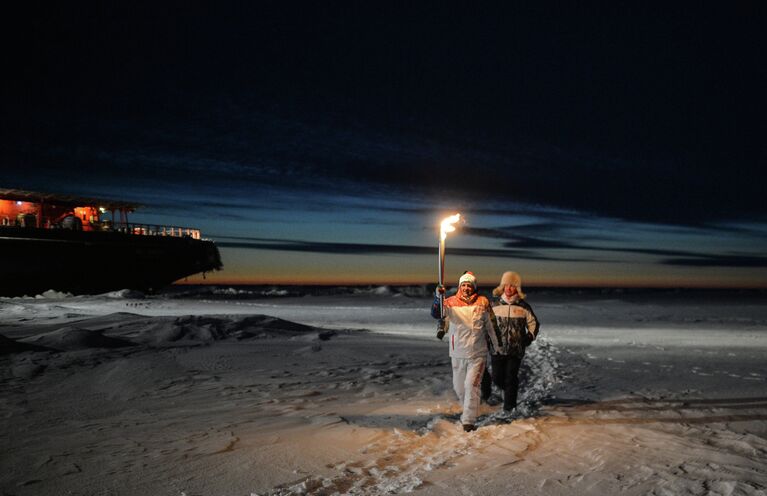 Доктор наук физической океанографии Йонсон Стейнгримур (Исландия) с факелом во время эстафеты Олимпийского огня на Северном полюсе