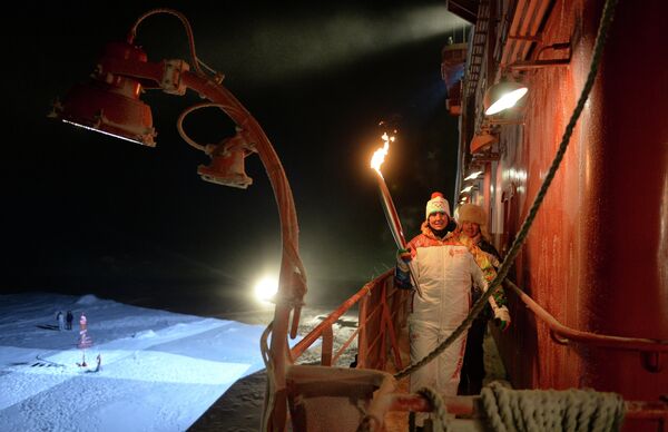 Вице-президент по финансовым вопросам университета Арктики (Аляска, Фэрбанкс) Карен Пат Питни во время эстафеты Олимпийского огня на Северном полюсе