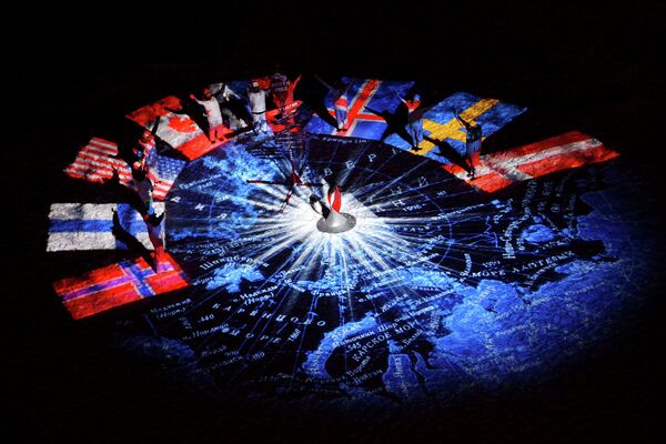 Проекция флагов всех стран, принявших участие в эстафете Олимпийского огня на Северном полюсе. Факелоносцы вышли на лед и заняли место каждый у своего флага