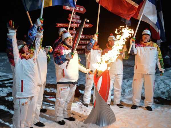 Церемония зажжения чаши Олимпийского огня во время эстафеты на Северном полюсе