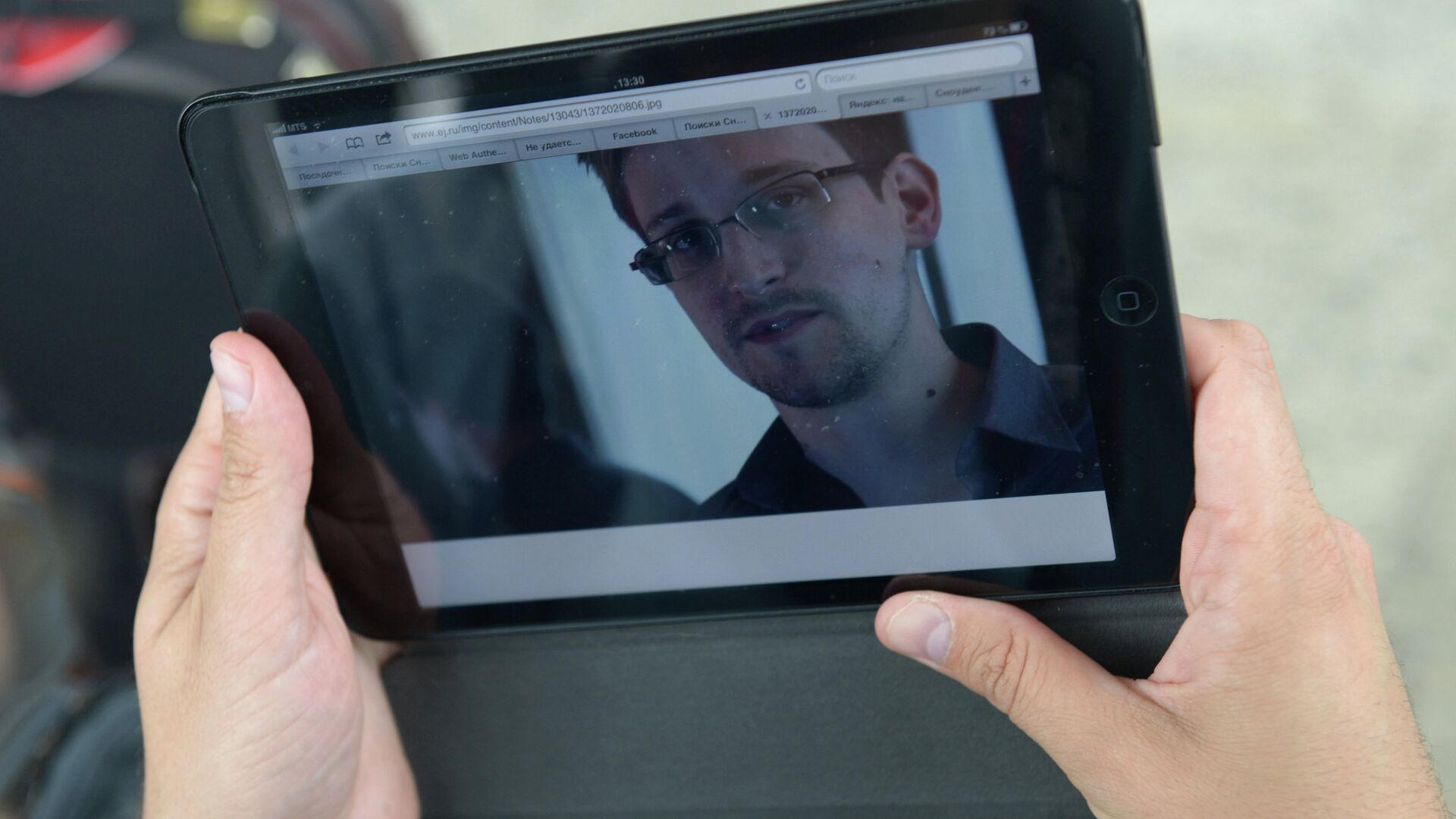 Журналист изучает фото бывшего сотрудника ЦРУ Эдварда Сноудена - РИА Новости, 1920, 16.04.2020
