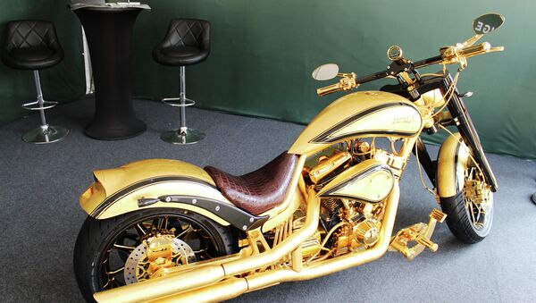 Золотой мотоцикл представлен на байк-шоу в Дубае