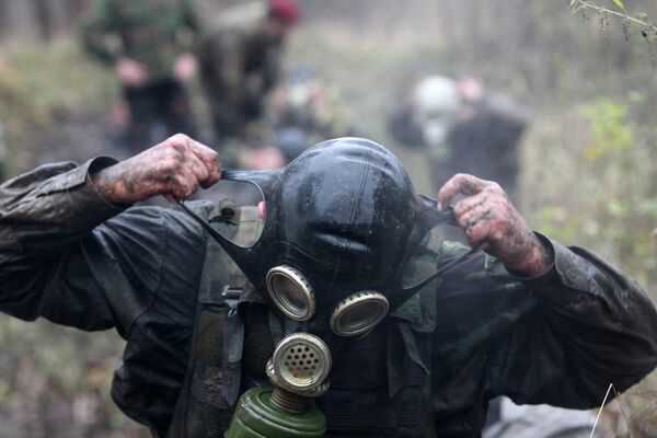 Военнослужащий во время испытаний на право ношения крапового берета в поселке Явас в Мордовии