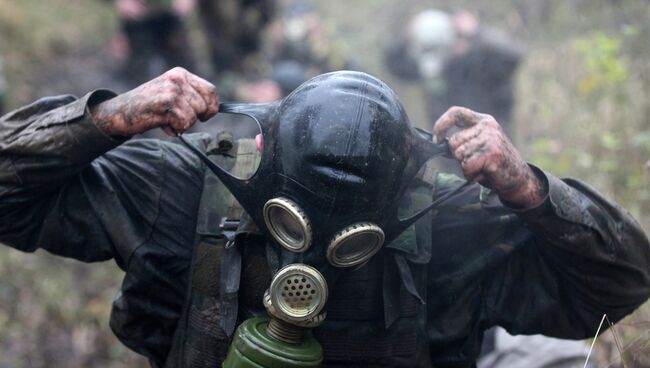 Военнослужащий в противогазе. Архивное фото