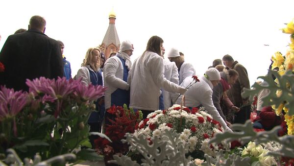 Цветы, свечи и слезы – москвичи почтили память жертв теракта на Дубровке