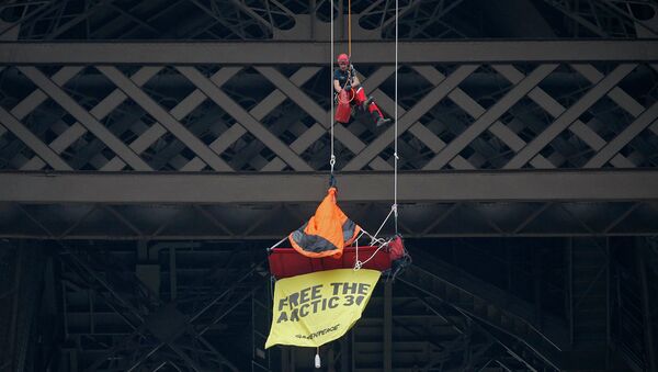 Пожарные снимают с Эйфелевой башни активиста Greenpeace, протестующего против ареста своих коллег в РФ