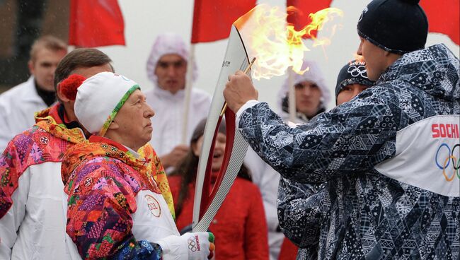 Олимпийская чемпионка по легкой атлетике Галина Зыбина на эстафете Олимпийского огня в Петербурге. Фото с места события