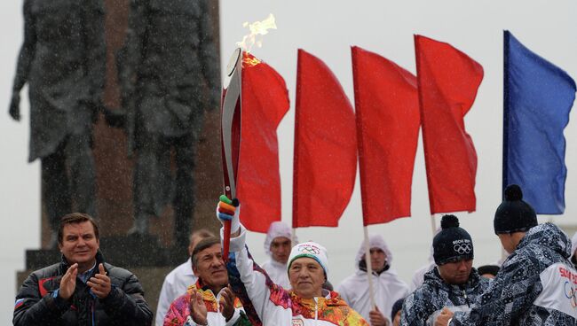 Олимпийская чемпионка Галина Зыбинаво на эстафете огня в Петербурге. Фото с места события