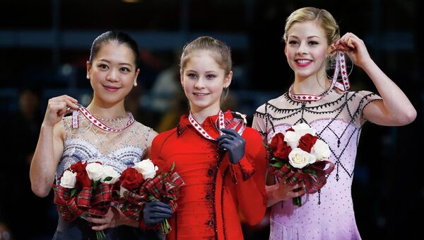 Акико Судзуки (слева), Юлия Липницкая (в центре), Грэйси Голд во время церемонии награждения победителей турнира Скейт Канада. Фото с места события