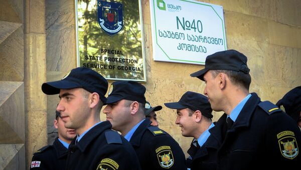 Полицейские у входа на избирательный участок в Тбилиси. Фото с места события