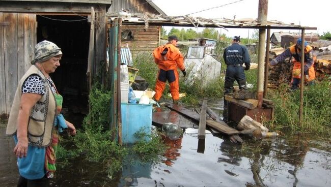 Спасатели Владивостокского отряда МЧС России по Приморью во время наводнения эвакуировали жителей села Мариинское Хабаровского края