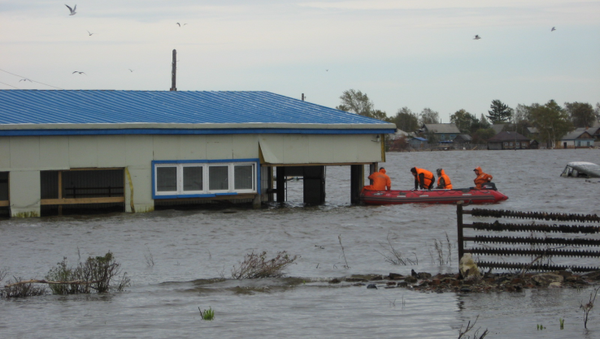 Спасатели Владивостокского отряда МЧС России по Приморью во время наводнения. Архивное фото