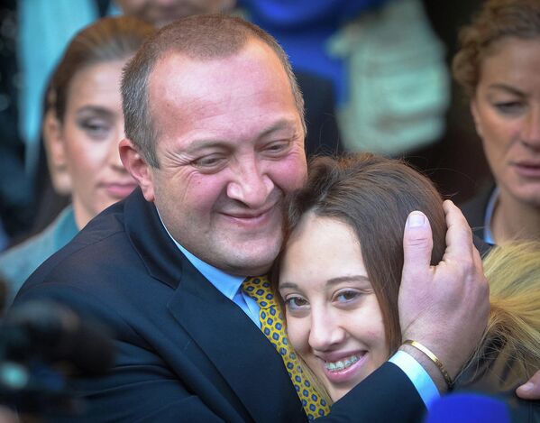 Кандидат в президенты Грузии от коалиции Грузинская мечта Георгий Маргвелашвили с дочерью Анной