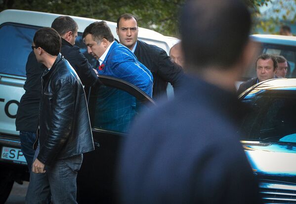 Президент Грузии Михаил Саакашвили (третий слева) выходит из машины перед голосованием на президентских выборах на одном из избирательных участков Тбилиси