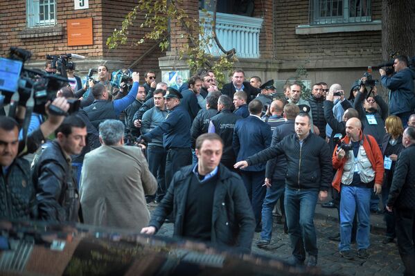 Участники акции протеста у избирательного участка на президентских выборах, где голосовал президент Грузии Михаил Саакашвили