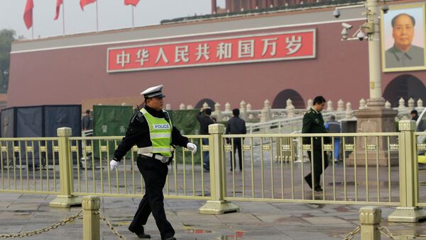 Полиция работает на площади Тяньаньмэнь в Пекине после инцидента с автомобилем. Архивное фото