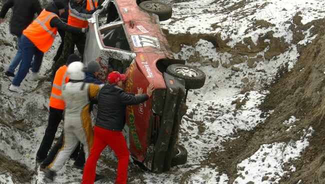 Чемпион России по автокроссу перевернулся на гонках под Красноярском