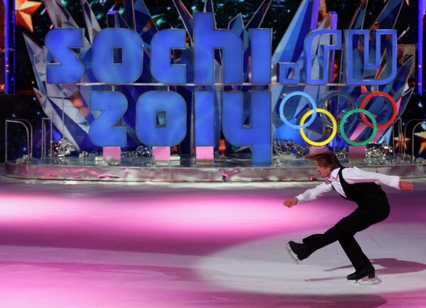 Фигурист Алексей Ягудин во время выступления на презентации нового логотипа Олимпийских Зимних Игр-2014 в Сочи