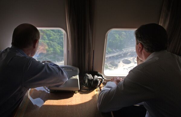 Президент РФ Владимир Путин и премьер-министр Великобритании Дэвид Кэмерон во время осмотра с вертолета Имеретинской долины в Сочи