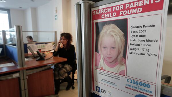 Плакат четырехлетней Марии, которая была найдена, живущей в лагере цыган в Центральной Греции