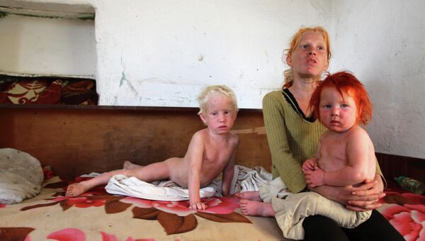 Дети Саши Русевой внутри их дома в Кривом Роге, на юге Болгарии