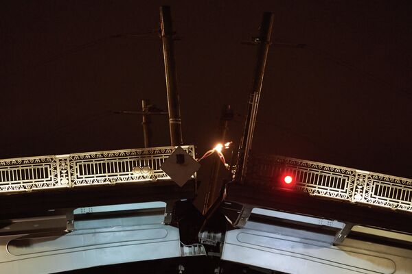 Эстафета Олимпийского огня на разведенном Благовещенском мосту в Санкт-Петербурге