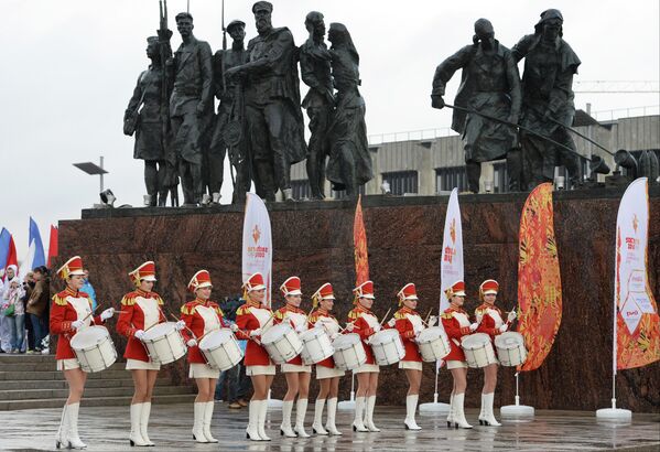 Барабанщицы во время эстафеты Олимпийского огня в Санкт-Петербурге.