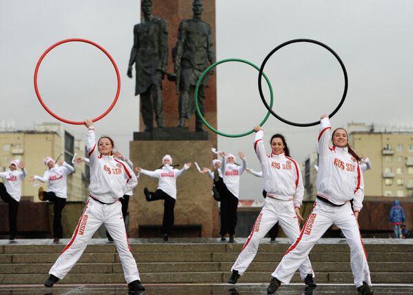 Выступление артистов во время эстафеты Олимпийского огня в Санкт-Петербурге.